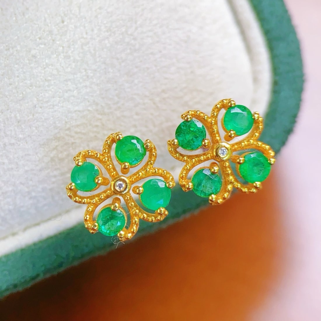 14k Gold 0.7 Ct Natural Emerald & Diamond Earrings: Ref:231110125 // gold content:14k gold // main gemstone:emerald // shape:round // carat weight:0. 7ct // color:green // treatment:natural // cut grade:g // // adjacent gemstone 2 : diamond // number o