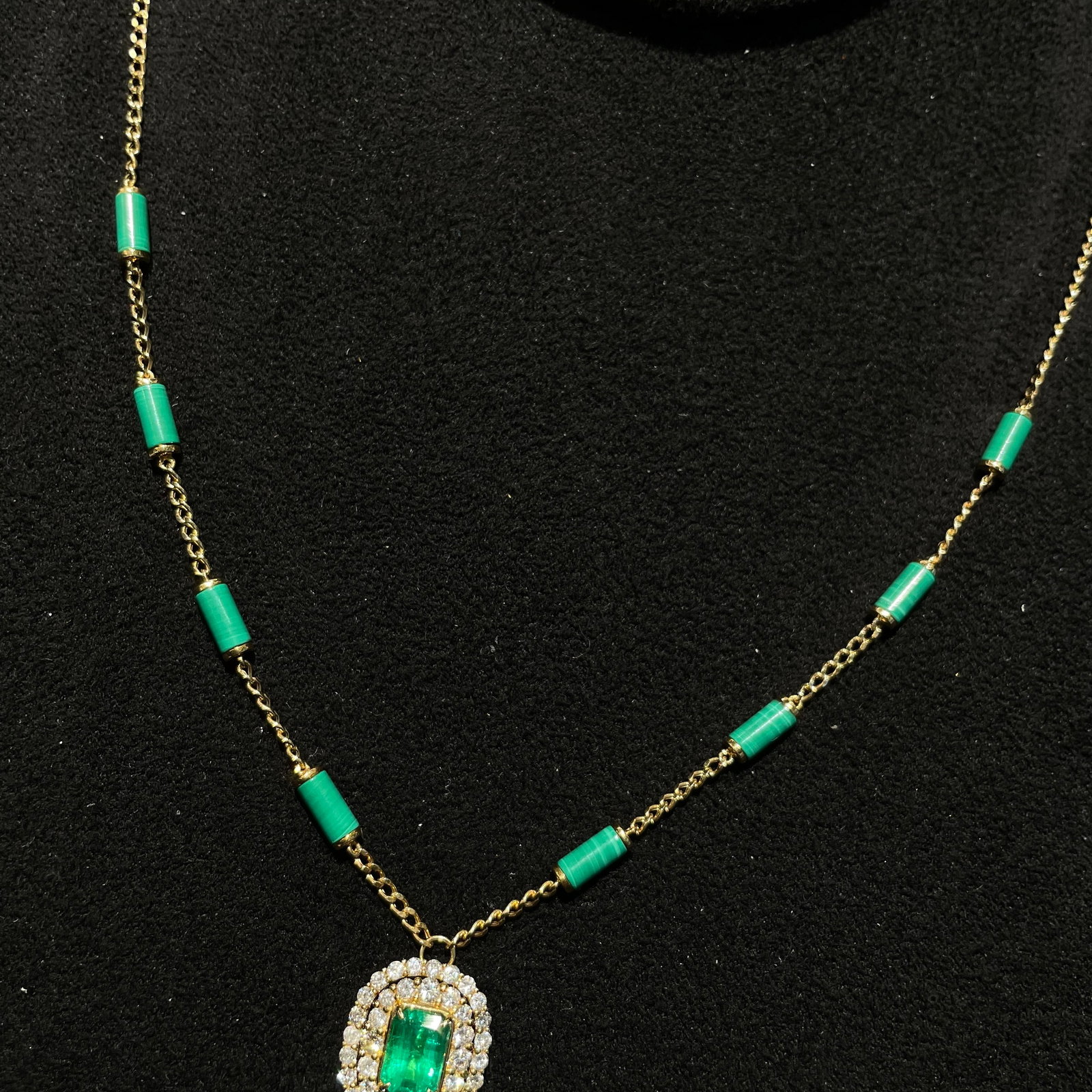 14k Gold 1 Ct Vivid Green Natural Emerald & Diamond Necklace: Ref:231110142 // gold content:14k gold // main gemstone:emerald // shape:octagonal // carat weight:1ct // color:vivid green // treatment:natural // // adjacent gemstone 2 : diamond // shape:round //