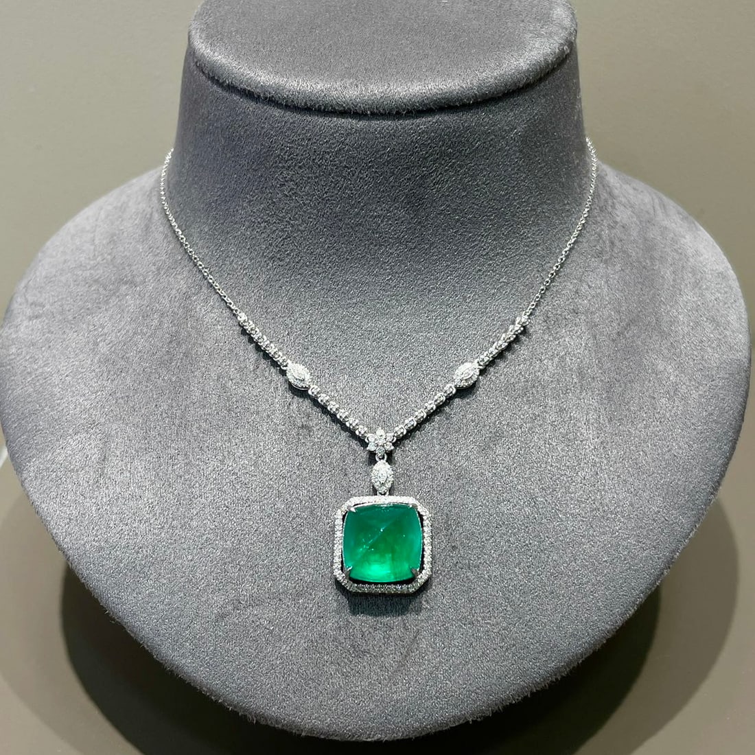14k Gold 8.95 Ctw Vivid Green Natural Emerald & Diamond Necklace - 5