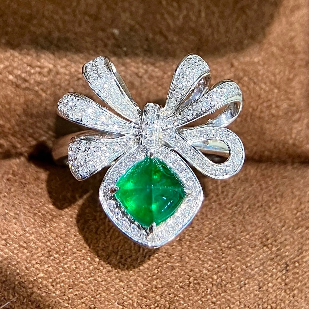 14k Gold 1.44 Ctw Vivid Green Natural Emerald & Diamond Ring: Ref:231110150 // gold content:14k gold // ring size:7. 25us // // main gemstone:emerald // shape:sugar-loaf // carat weight:1. 03ct // color:vivid green // treatment:natural // // adjacent gemstone 2 