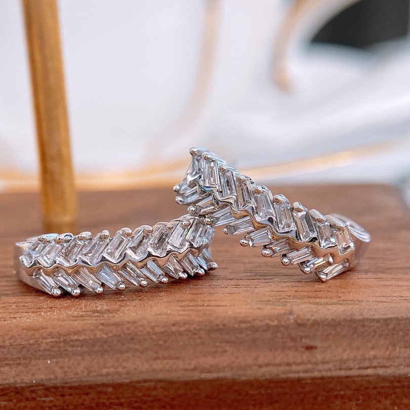 14k Gold 0.65 Ct Natural H Diamond Earrings: Ref:231110154 // gold content:14k gold // main gemstone:diamond // shape:baguette // carat weight:0. 65ct // clarity grade:vs-si // color:h // treatment:natural // High Estimate: 3000 Condition: New