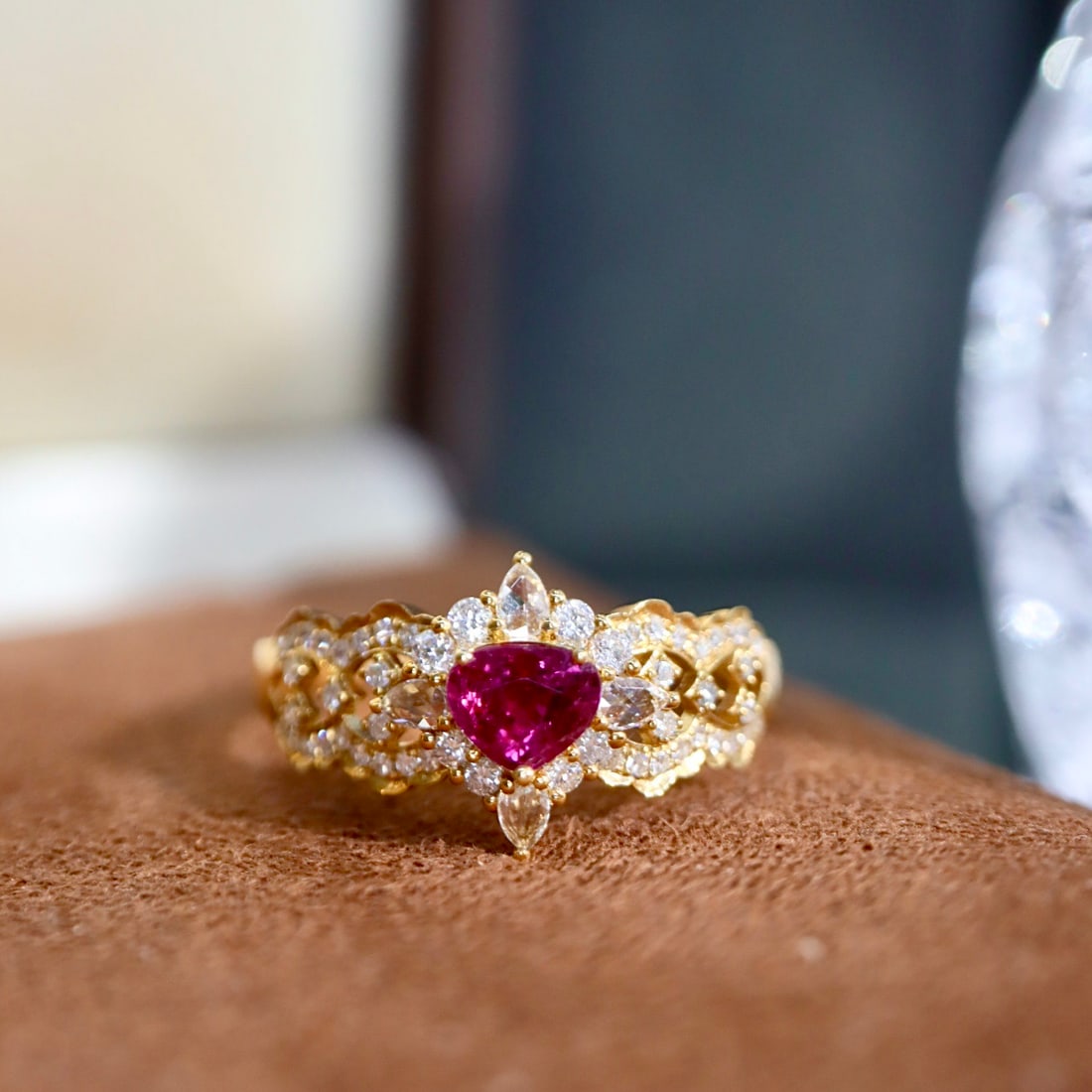 14k Gold 0.87 Ctw Natural Ruby & Diamond Ring: Ref:231110156 // gold content:14k gold // ring size:7. 25us // // main gemstone:ruby // shape:pear // carat weight:0. 6ct // color:red // treatment:natural // // adjacent gemstone 2 : diamond //