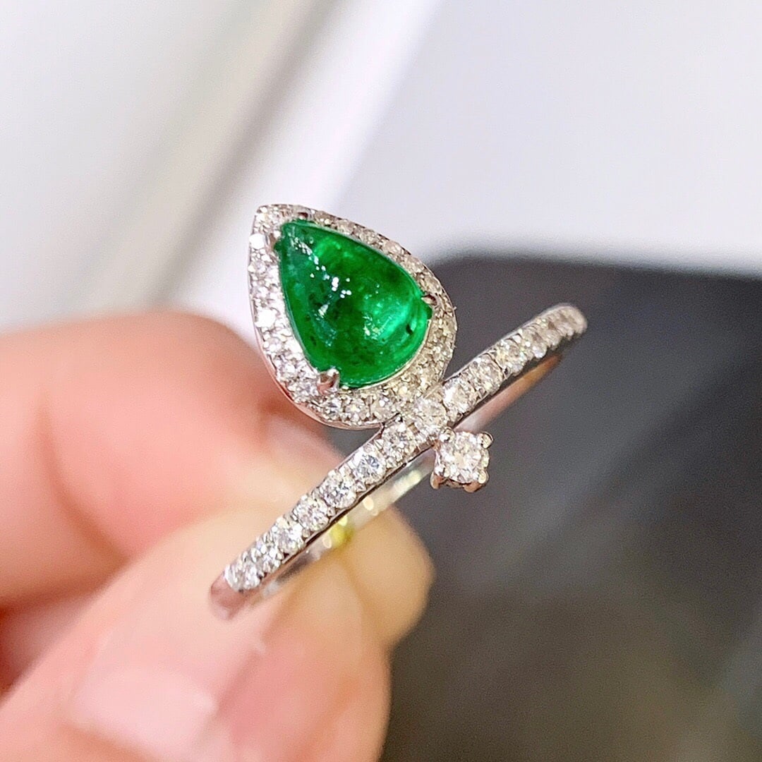 14k Gold 0.8 Ct Vivid Green Natural Emerald & Diamond Ring: Ref:231110177 // gold content:14k gold // ring size:7. 25us // // main gemstone:emerald // shape:pear // carat weight:0. 8ct // color:vivid green // treatment:natural // // adjacent gemstone 2 : diamo