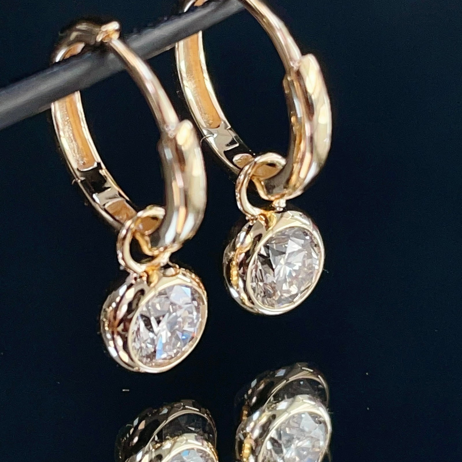 14k Gold 0.80 Ct Natural H Diamond Earrings: Ref:231110183 // gold content:14k gold // main gemstone:diamond // shape:round // carat weight:0. 80ct // clarity grade:vs-si // color:h // treatment:natural // cut grade:g // Condition: New Low Estim