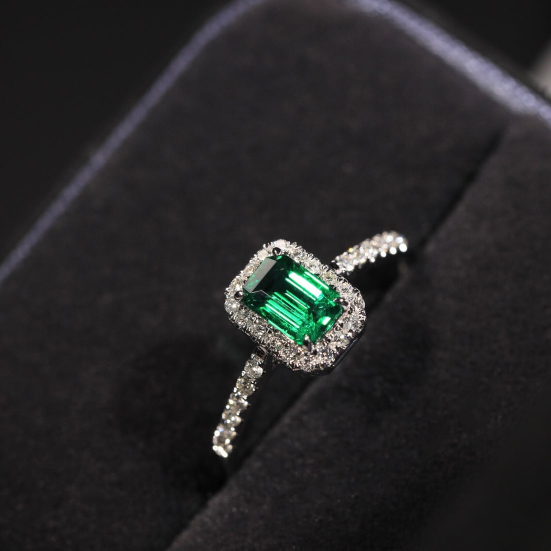 14k Gold 0.85 Ct Vivid Green Natural Emerald & Diamond Ring - 2