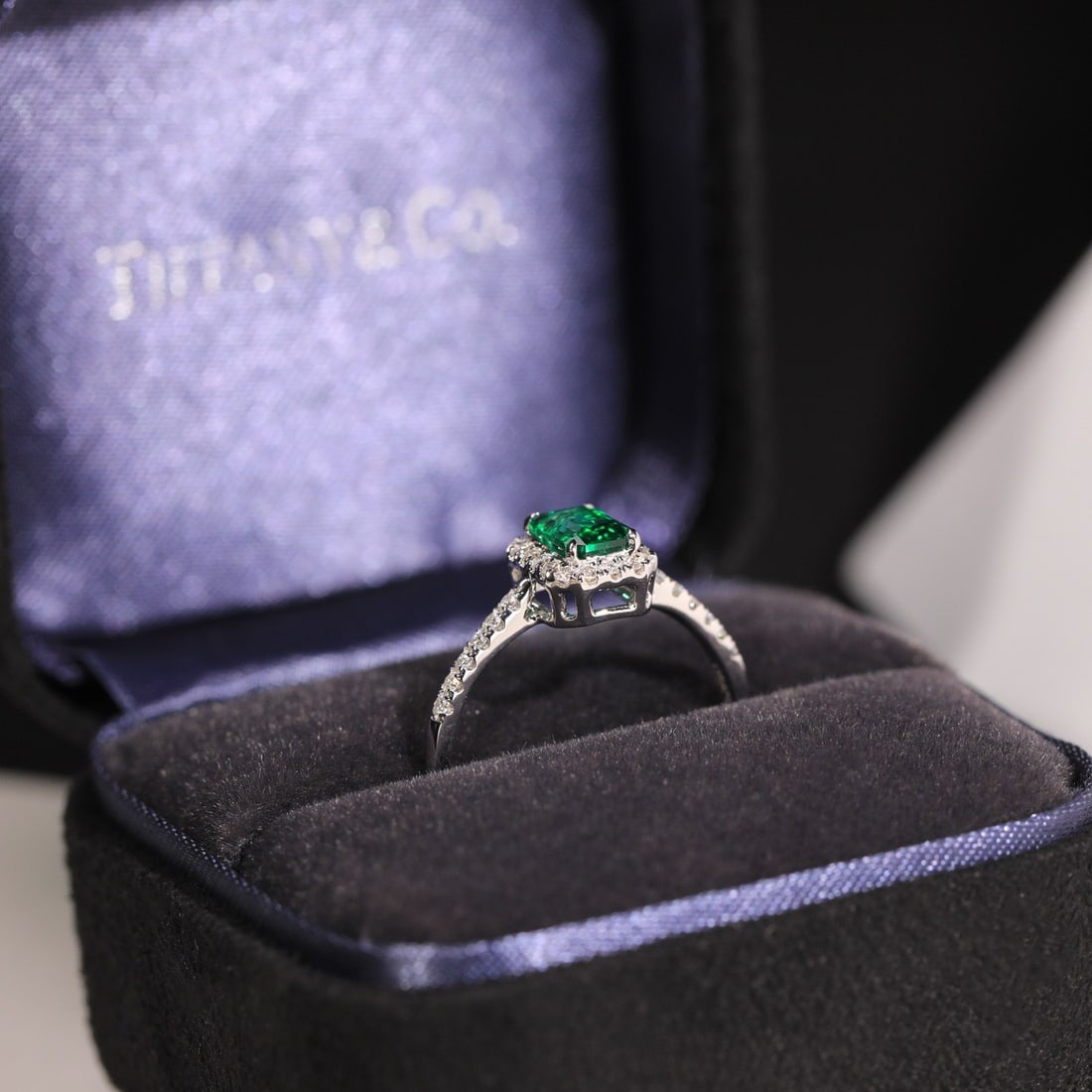 14k Gold 0.85 Ct Vivid Green Natural Emerald & Diamond Ring - 8