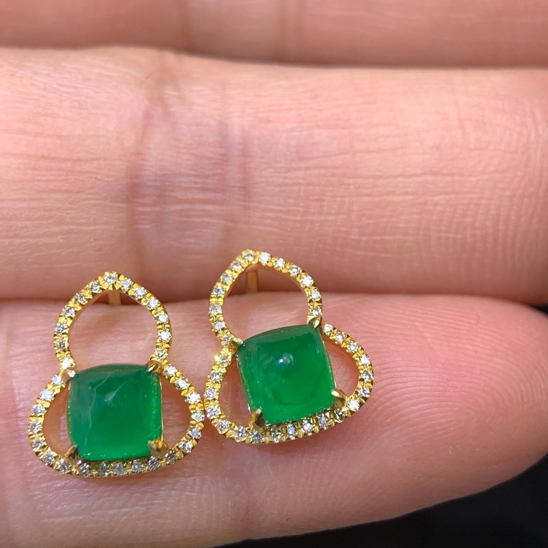 14k Gold 1.32 Ctw Vivid Green Natural Emerald & Diamond Earrings: Ref:231110195 // gold content:14k gold // main gemstone:emerald // shape:sugar-loaf // carat weight:1ct // color:vivid green // treatment:natural // // adjacent gemstone 2 : diamond // shape:round //