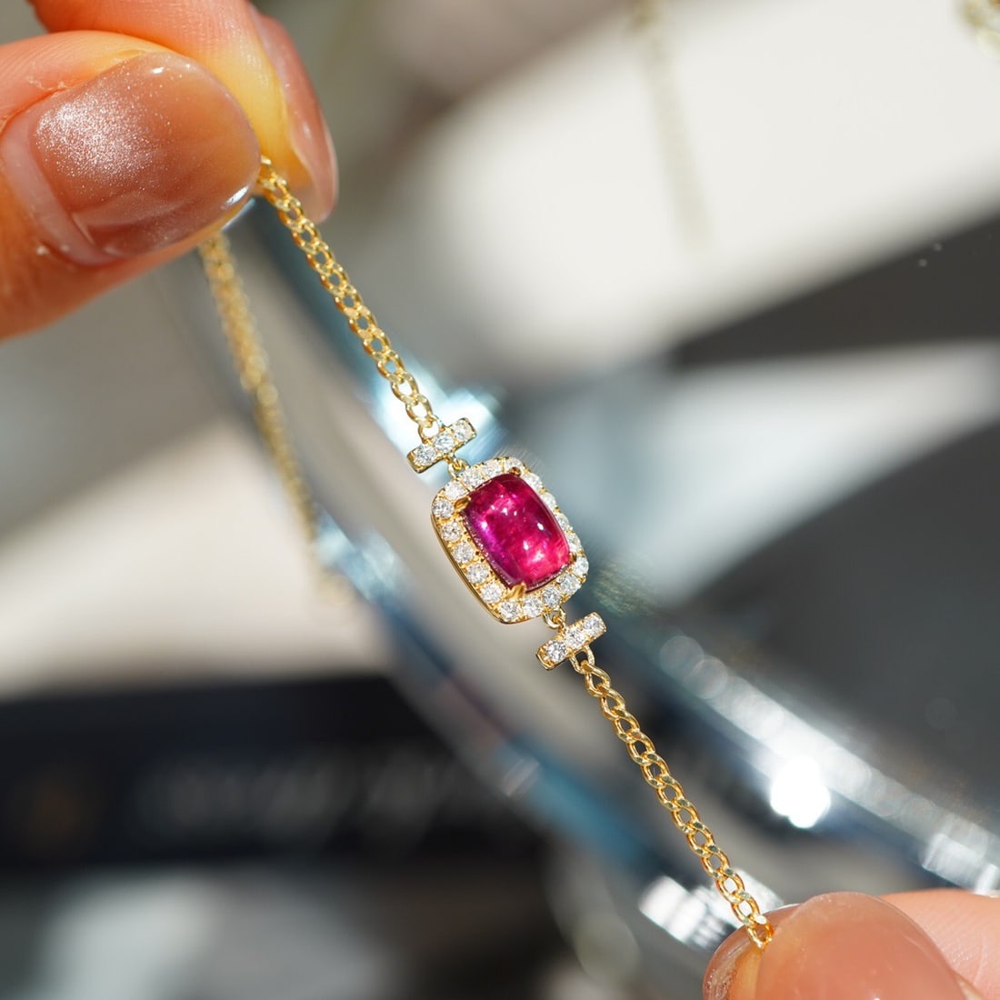 14k Gold 1 Ct Natural Tourmaline & Diamond Bracelet: Ref:231110197 // gold content:14k gold // main gemstone:tourmaline // shape:cushion // carat weight:1ct // color:red // treatment:natural // // adjacent gemstone 2 : diamond // shape:round // clarity 