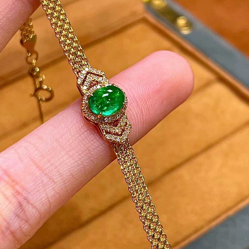 14k Gold 0.9 Ct Vivid Green Natural Emerald & Diamond Bracelet: Ref:231110199 // gold content:14k gold // main gemstone:emerald // shape:oval // carat weight:0. 9ct // color:vivid green // treatment:natural // // adjacent gemstone 2 : diamond // shape:round //