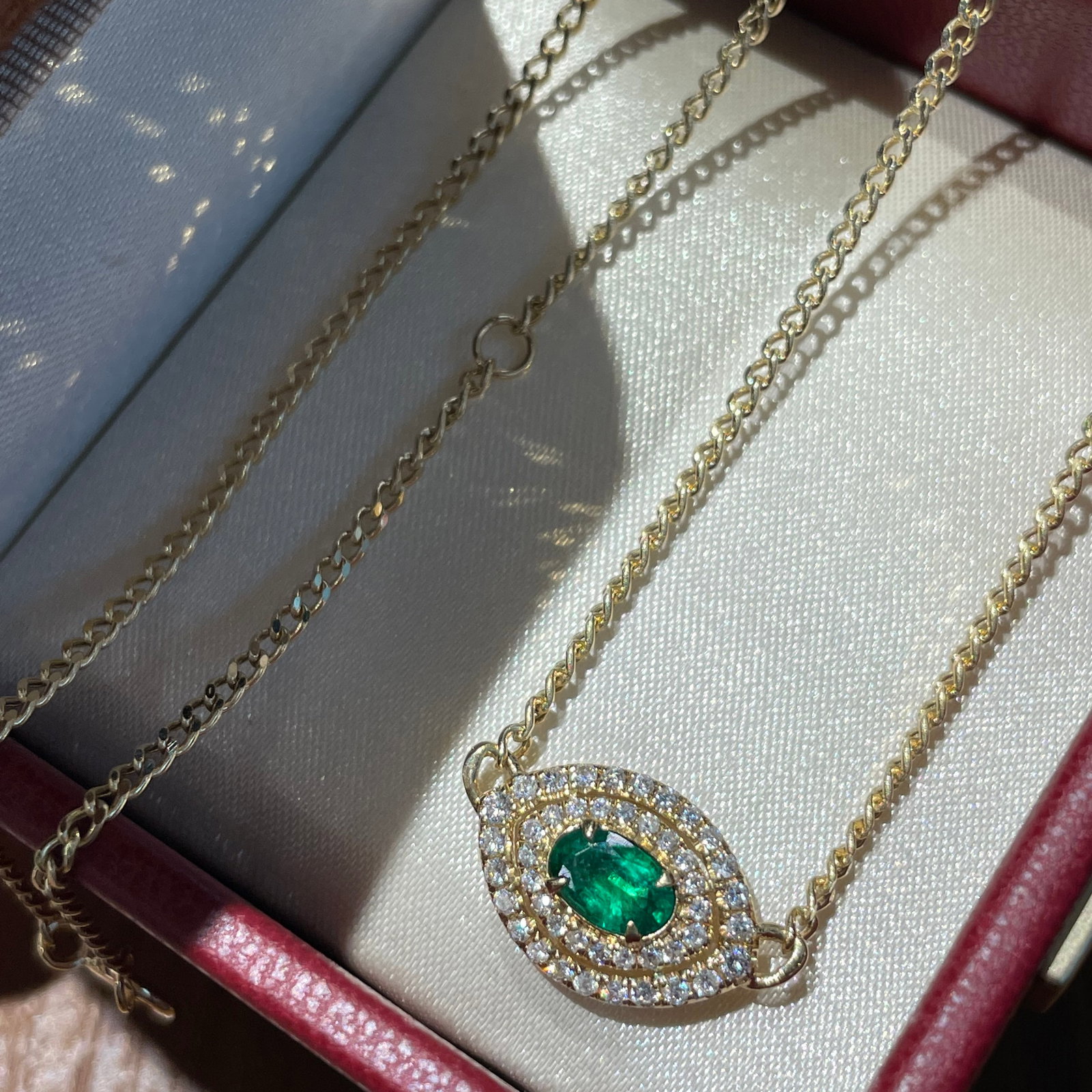 14k Gold 0.55 Ct Vivid Green Natural Emerald & Diamond Necklace: Ref:231110202 // gold content:14k gold // main gemstone:emerald // shape:oval // carat weight:0. 55ct // color:vivid green // treatment:natural // // adjacent gemstone 2 : diamond // shape:round // cl