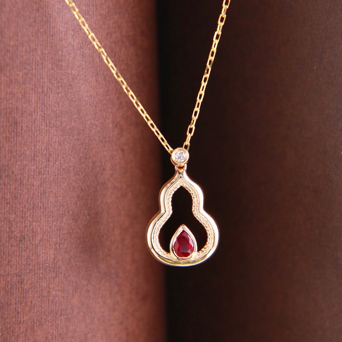 14k Gold 0.16 Ctw Natural Ruby & Diamond Necklace: Ref:231110211 // gold content:14k gold // main gemstone:ruby // shape:pear // carat weight:0. 15ct // color:pigeonblood red // treatment:natural // // adjacent gemstone 2 : diamond // shape:round // c