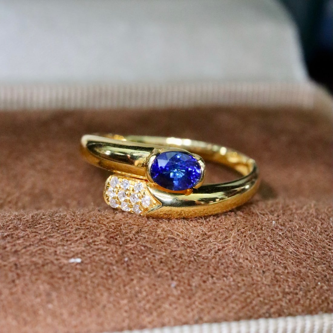 14k Gold 0.50 Ctw Natural Sapphire & Diamond Ring: Ref:231110215 // gold content:14k gold // ring size:7. 25us // // main gemstone:sapphire // shape:oval // carat weight:0. 45ct // color:blue // treatment:natural // // adjacent gemstone 2 : diamond