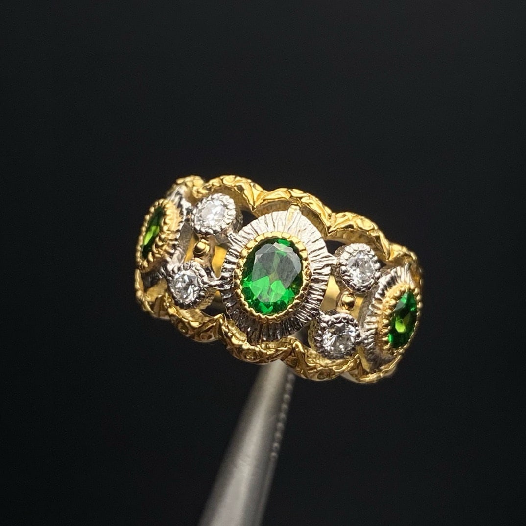 14k Gold 1.04 Ctw Vivid Green Natural Tsavorite & Diamond Ring: Ref:231110223 // gold content:14k gold // ring size:7. 25us // // main gemstone:tsavorite // shape:oval // carat weight:0. 80ct // color:vivid green // treatment:natural // // adjacent gemstone 2 : di