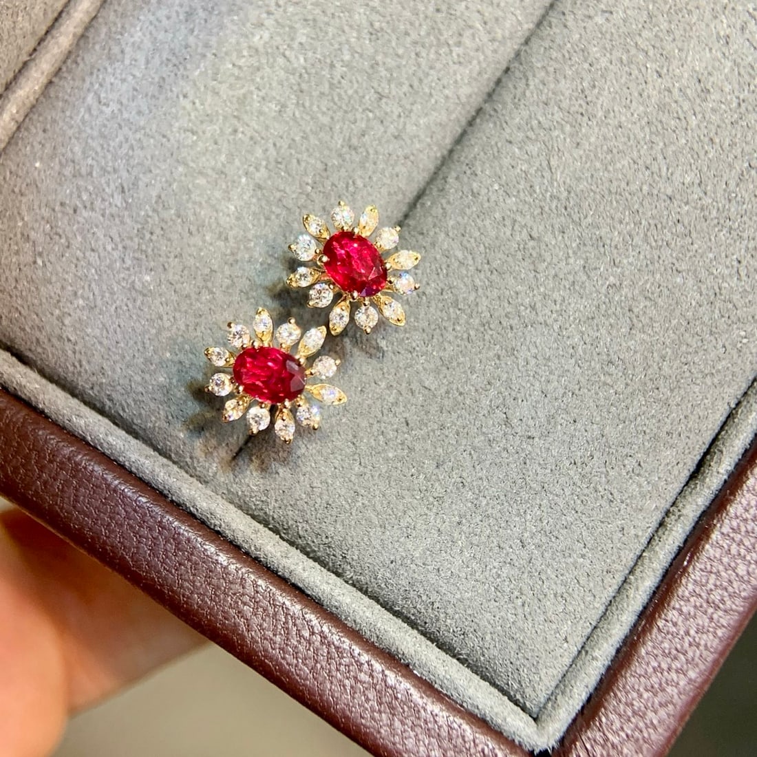14k Gold 0.93 Ctw Vivid Red Natural Ruby & Diamond Earrings: Ref:231110226 // gold content:14k gold // main gemstone:ruby // shape:oval // carat weight:0. 68ct // color:vivid red // treatment:natural // // adjacent gemstone 2 : diamond // shape:round // carat