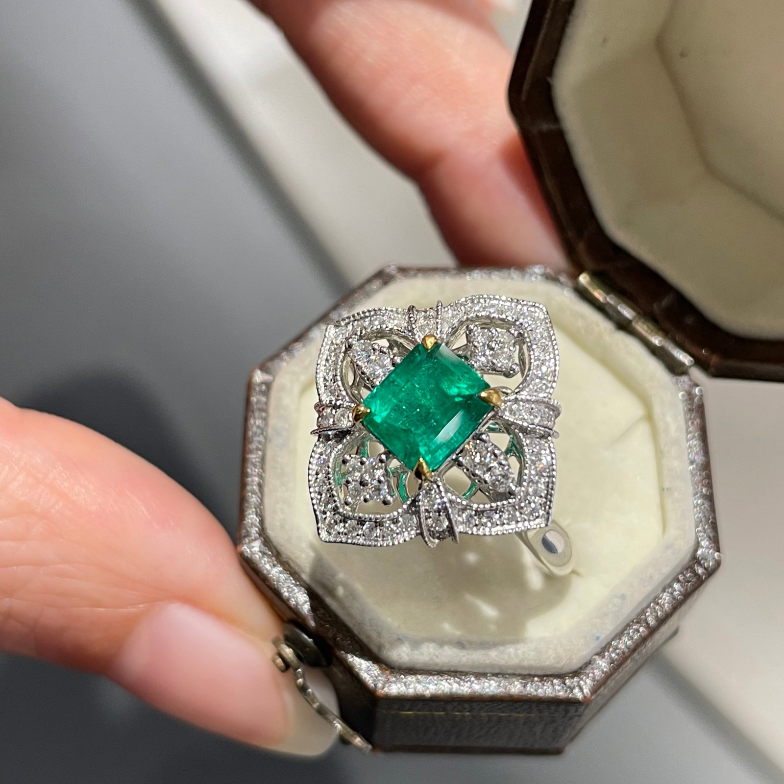 14k Gold 1.3 Ct Vivid Green Natural Emerald & Diamond Ring - 2