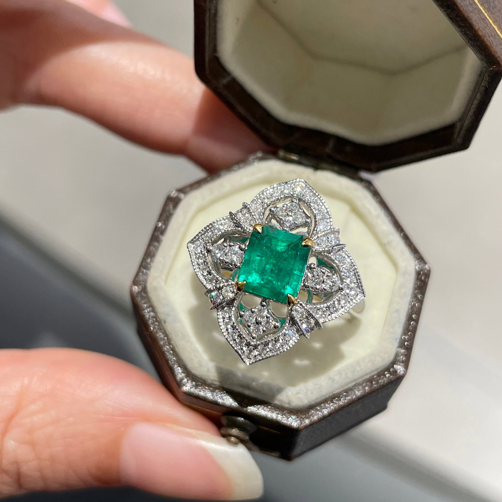 14k Gold 1.3 Ct Vivid Green Natural Emerald & Diamond Ring - 3