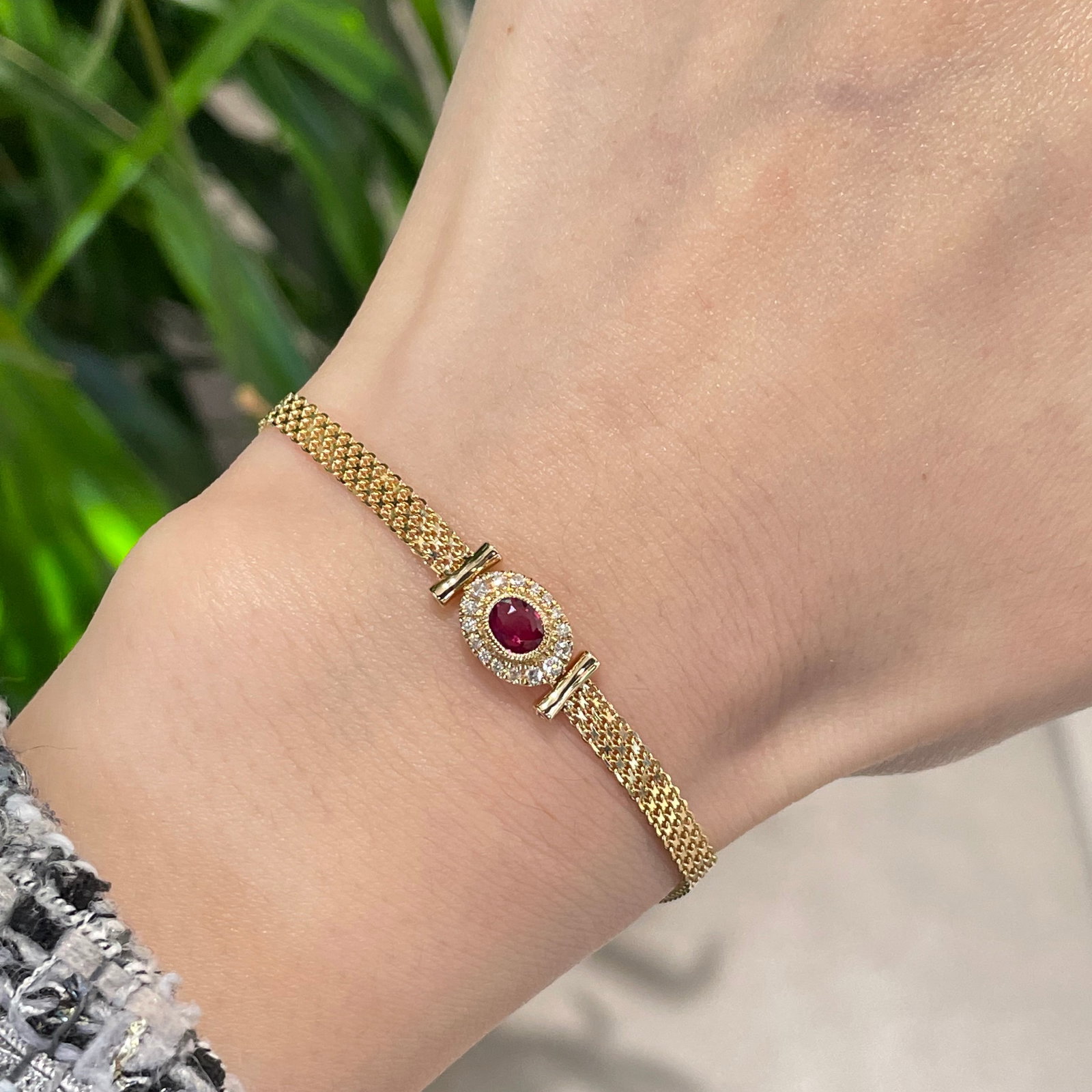 14k Gold 0.35 Ct Natural Ruby & Diamond Bracelet: Ref:231110230 // gold content:14k gold // main gemstone:ruby // shape:oval // carat weight:0. 35ct // color:red // treatment:natural // // adjacent gemstone 2 : diamond // shape:round // clarity