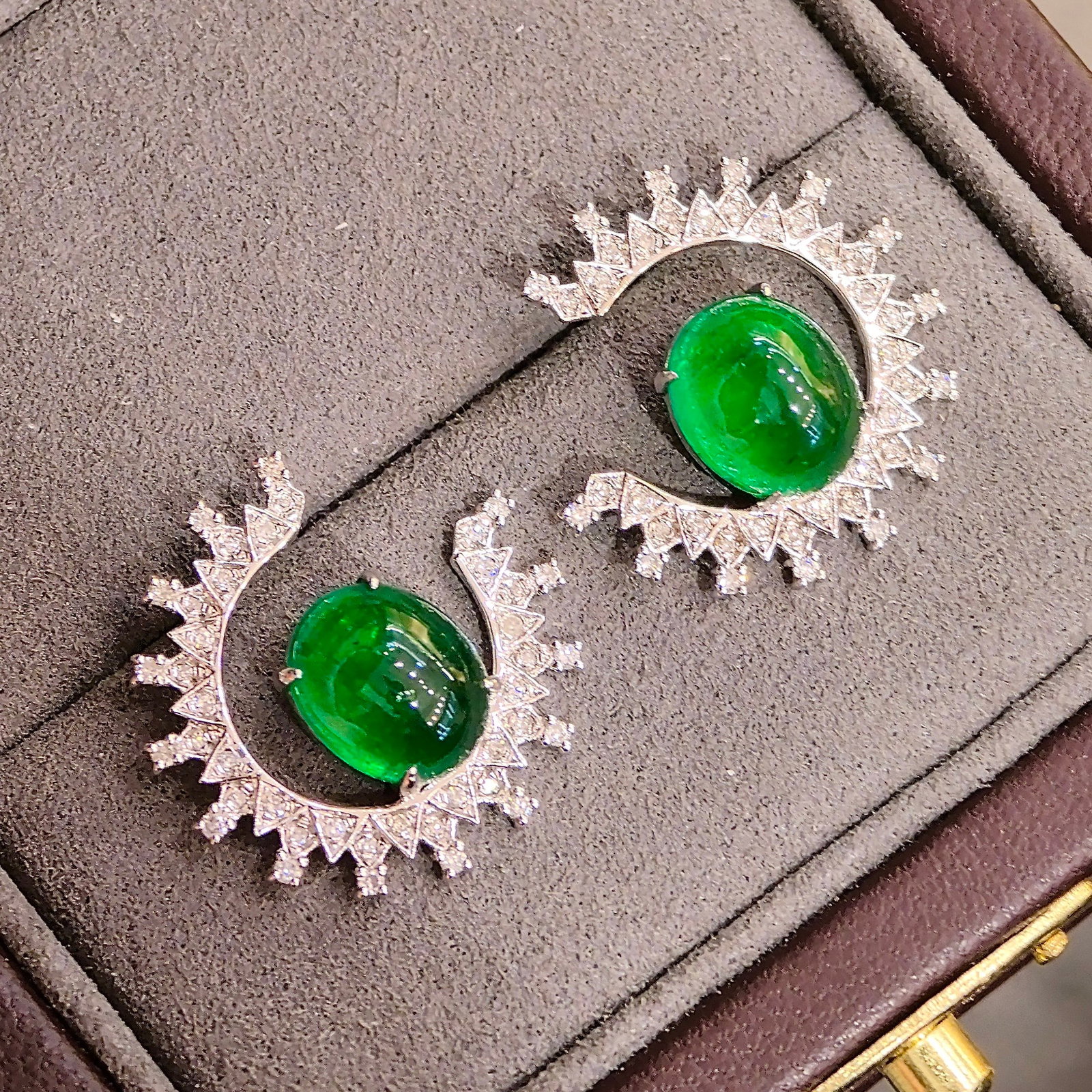 14k Gold 6.66 Ctw Vivid Green Natural Emerald & Diamond Earrings: Ref:231110256 // gold content:14k gold // main gemstone:emerald // shape:oval // carat weight:6. 23ct // color:vivid green // treatment:natural // // adjacent gemstone 2 : diamond // shape:round //