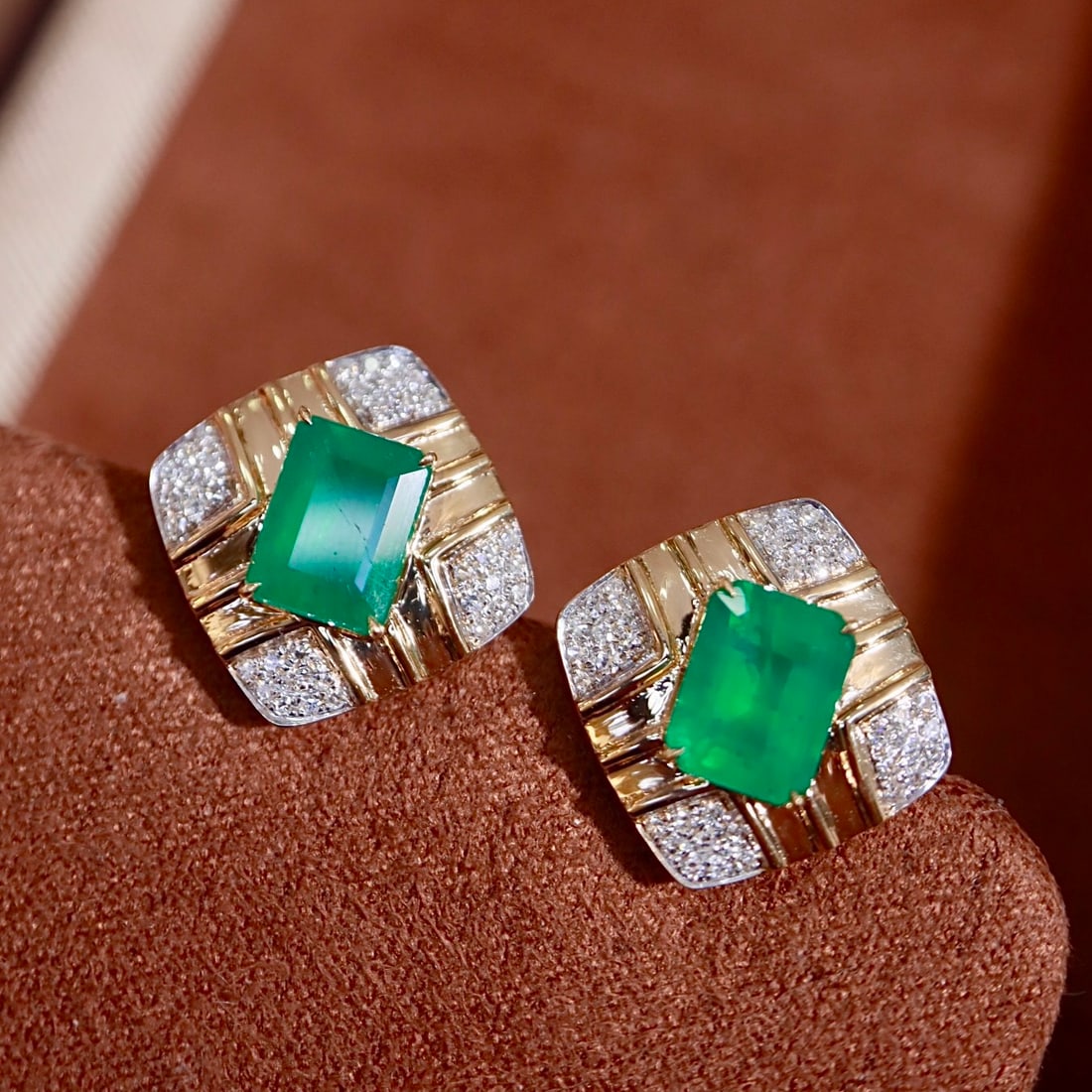 14k Gold 2.46 Ctw Vivid Green Natural Emerald & Diamond Earrings: Ref:231110275 // gold content:14k gold // main gemstone:emerald // shape:octagonal // carat weight:2. 28ct // color:vivid green // treatment:natural // // adjacent gemstone 2 : diamond // shape:round 