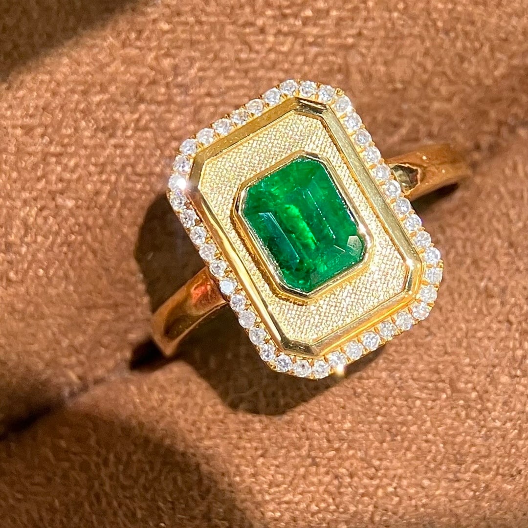 14k Gold 1.72 Ctw Vivid Green Natural Emerald & Diamond Ring: Ref:231110278 // gold content:14k gold // ring size:7. 25us // // main gemstone:emerald // shape:octagonal // carat weight:1. 59ct // color:vivid green // treatment:natural // // adjacent gemstone 2 :