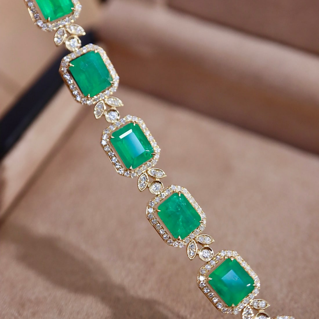 14k Gold 7.34 Ctw Natural Emerald & Diamond Bracelet: Ref:231110279 // gold content:14k gold // main gemstone:emerald // shape:octagonal // carat weight:6. 65ct // color:green // treatment:natural // // adjacent gemstone 2 : diamond // shape:round // car