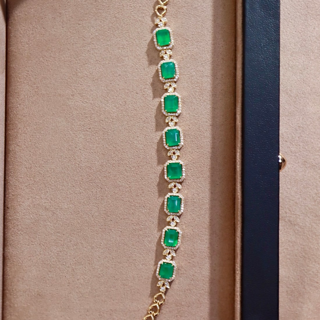 14k Gold 7.34 Ctw Natural Emerald & Diamond Bracelet - 8
