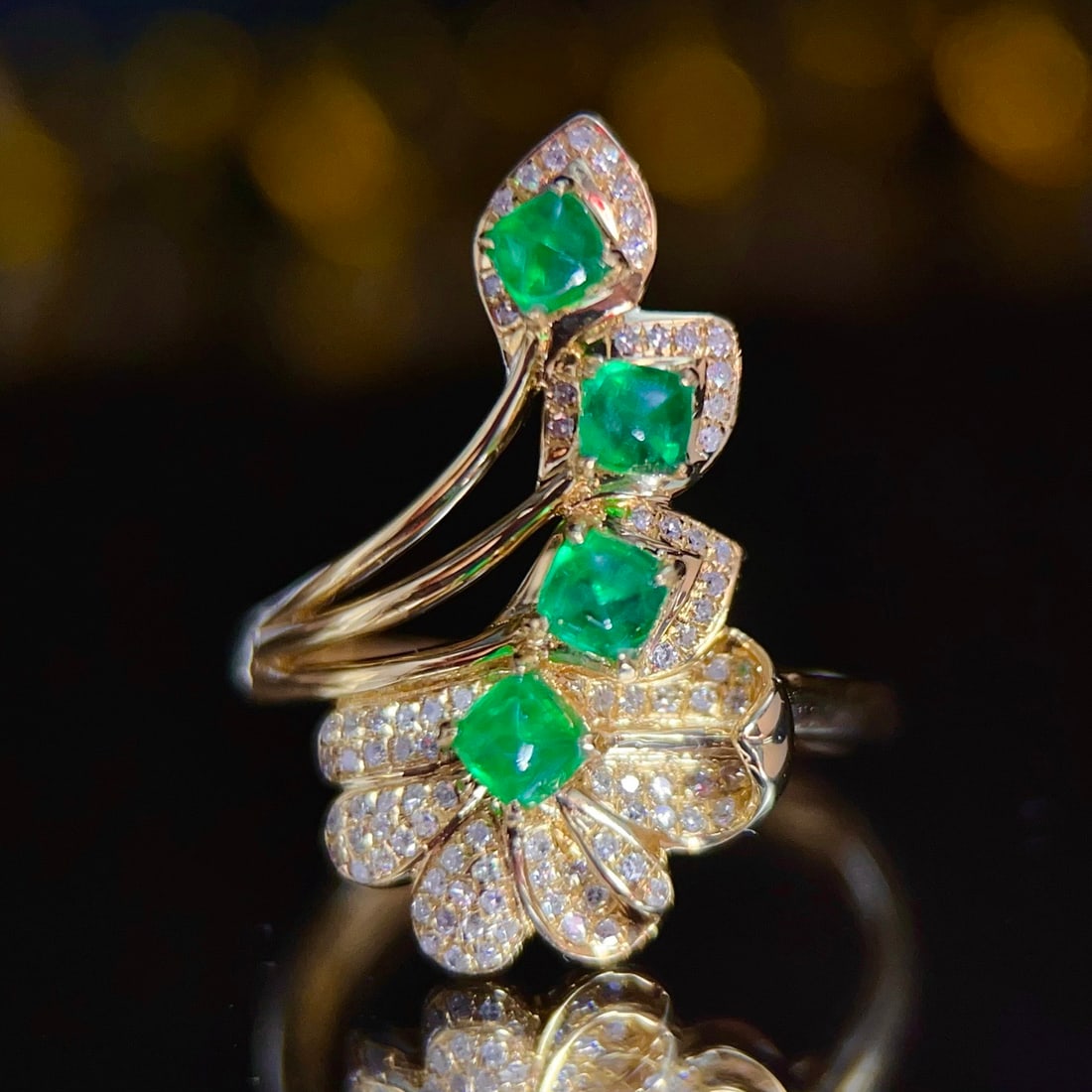 14k Gold 0.76 Ct Vivid Green Natural Emerald & Diamond Ring: Ref:231110286 // gold content:14k gold // ring size:7. 25us // // main gemstone:emerald // shape:sugar-loaf // carat weight:0. 76ct // color:vivid green // treatment:natural // // adjacent gemstone 2 