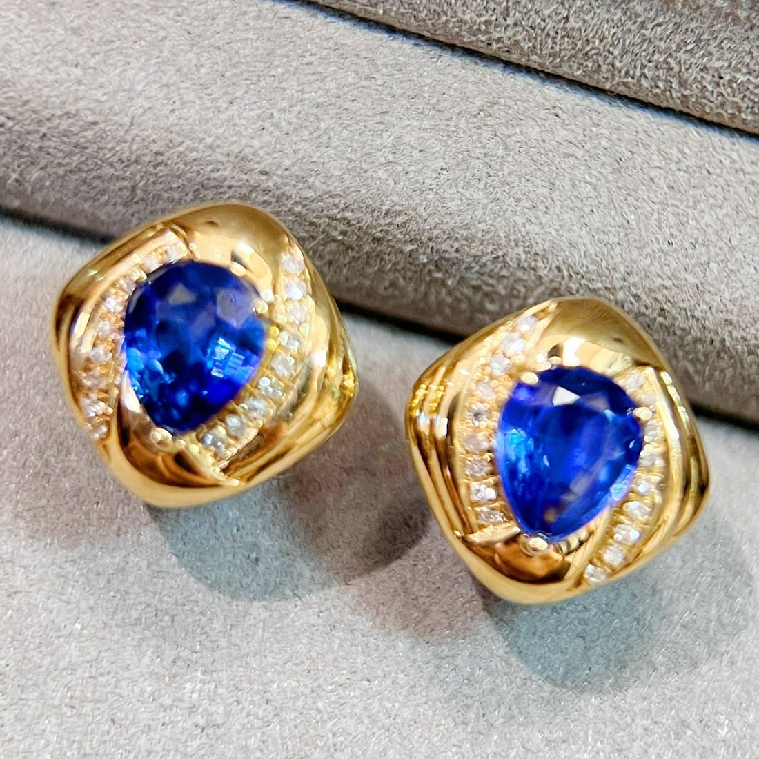 14k Gold 1.69 Ctw Natural Sapphire & Diamond Earrings: Ref:231110313 // gold content:14k gold // main gemstone:sapphire // shape:pear // carat weight:1. 59ct // color:blue // treatment:natural // // adjacent gemstone 2 : diamond // shape:round // carat