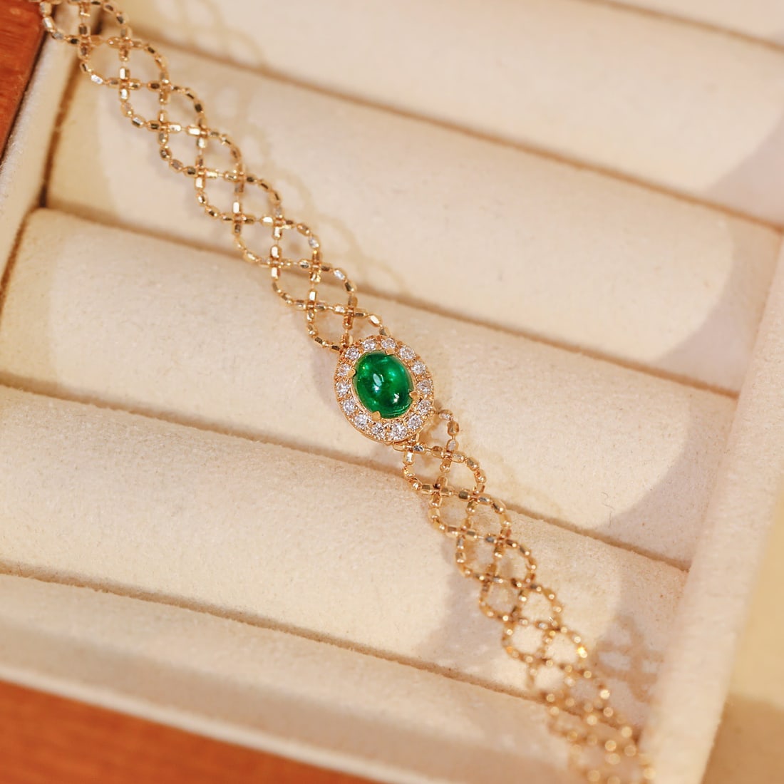 14k Gold 0.40 Ctw Vivid Green Natural Emerald & Diamond Bracelet: Ref:231110318 // gold content:14k gold // main gemstone:emerald // shape:oval // carat weight:0. 32ct // color:vivid green // treatment:natural // // adjacent gemstone 2 : diamond // shape:round // ca