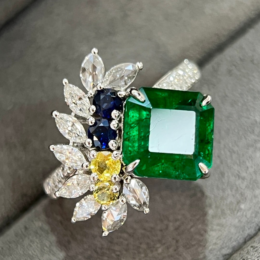 14k Gold 3.66 Ctw Vivid Green Natural Emerald & Diamond Ring: Ref:231110320 // gold content:14k gold // ring size:7. 25us // // main gemstone:emerald // shape:octagonal // carat weight:3. 02ct // color:vivid green // treatment:natural // // adjacent gemstone 2 :