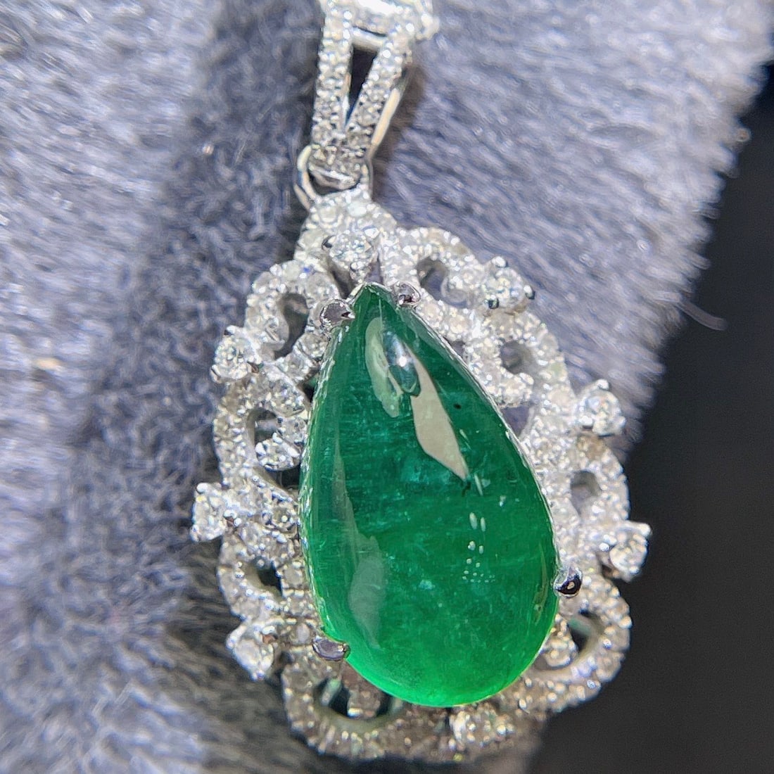 14k Gold 5.2 Ct Natural Emerald & Diamond Pendant( Without Chain ): Ref:231110322 // gold content:14k gold // main gemstone:emerald // shape:pear // carat weight:5. 2ct // color:green // treatment:natural // // adjacent gemstone 2 : diamond // shape:round // clarity