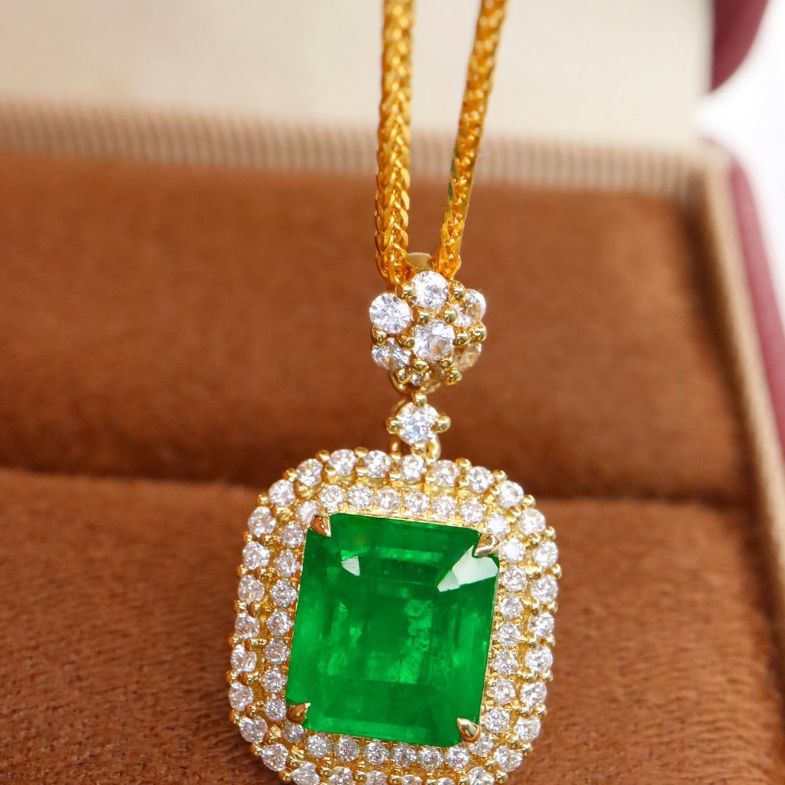 14k Gold 2.59 Ctw Vivid Green Natural Emerald & Diamond Pendant( Without Chain ): Ref:231110326 // gold content:14k gold // main gemstone:emerald // shape:octagonal // carat weight:2. 20ct // color:vivid green // treatment:natural // // adjacent gemstone 2 : diamond // shape:round 