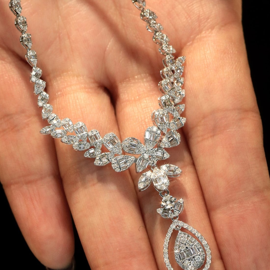 14k Gold 3.4 Ct Natural H Diamond Necklace: Ref:231110331 // gold content:14k gold // main gemstone:diamond // shape:multiple // carat weight:3. 4ct // clarity grade:vs-si // color:h // treatment:natural // High Estimate: 19000 Condition: New