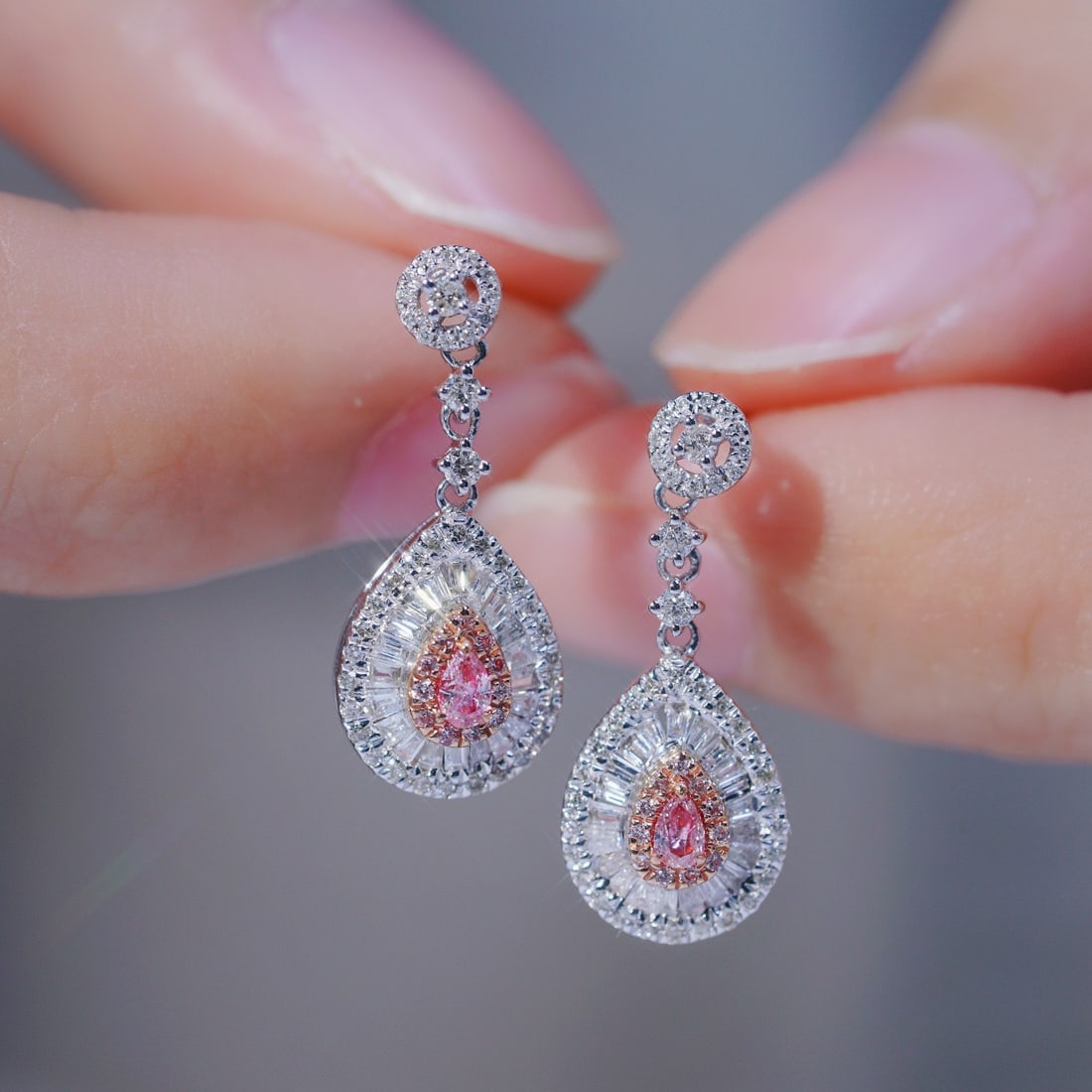 14k Gold 0.6 Ct Natural Color Diamond Earrings: Ref:231110332 // gold content:14k gold // main gemstone:diamond // shape:multiple // carat weight:0. 6ct // clarity grade:vs-si // color:color // treatment:natural // Low Estimate: 2600 High