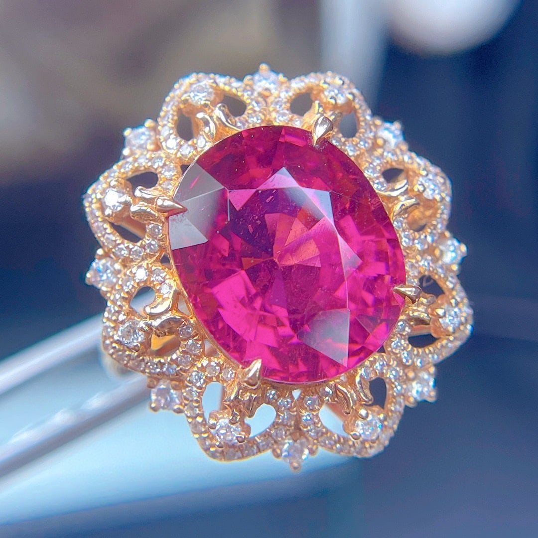 14k Gold 9.05 Ct Natural Tourmaline & Diamond Ring: Ref:231110334 // gold content:14k gold // ring size:7. 25us // // main gemstone:tourmaline // shape:oval // carat weight:9. 05ct // color:red // treatment:natural // // adjacent gemstone 2 : diamond /