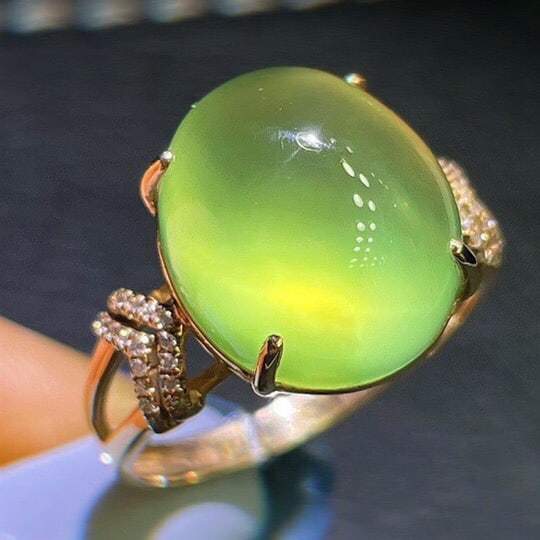 14k Gold 12 Ct Natural Prehnite & Diamond Ring: Ref:231110335 // gold content:14k gold // ring size:7. 25us // // main gemstone:prehnite // shape:oval // carat weight:12ct // color:green // treatment:natural // // adjacent gemstone 2 : diamond //