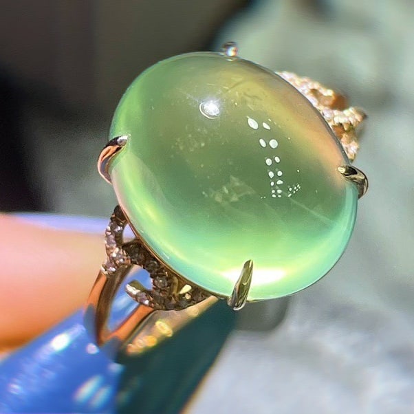 14k Gold 10.3 Ct Natural Prehnite & Diamond Ring: Ref:231110337 // gold content:14k gold // ring size:7. 25us // // main gemstone:prehnite // shape:oval // carat weight:10. 3ct // color:green // treatment:natural // // adjacent gemstone 2 : diamond