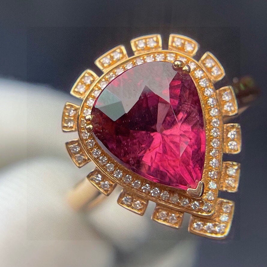 14k Gold 4.2 Ct Natural Tourmaline & Diamond Ring: Ref:231110359 // gold content:14k gold // ring size:7. 25us // // main gemstone:tourmaline // shape:pear // carat weight:4. 2ct // color:red // treatment:natural // // adjacent gemstone 2 : diamond //