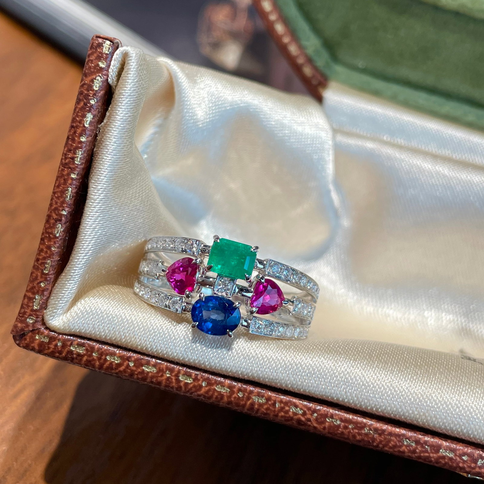 14k Gold 1.0 Ctw Natural Ruby & Emerald Ring: Ref:231110366 // gold content:14k gold // ring size:7. 25us // // main gemstone:ruby // shape:heart // carat weight:0. 5ct // color:red // treatment:natural // // adjacent gemstone 2 : emerald //