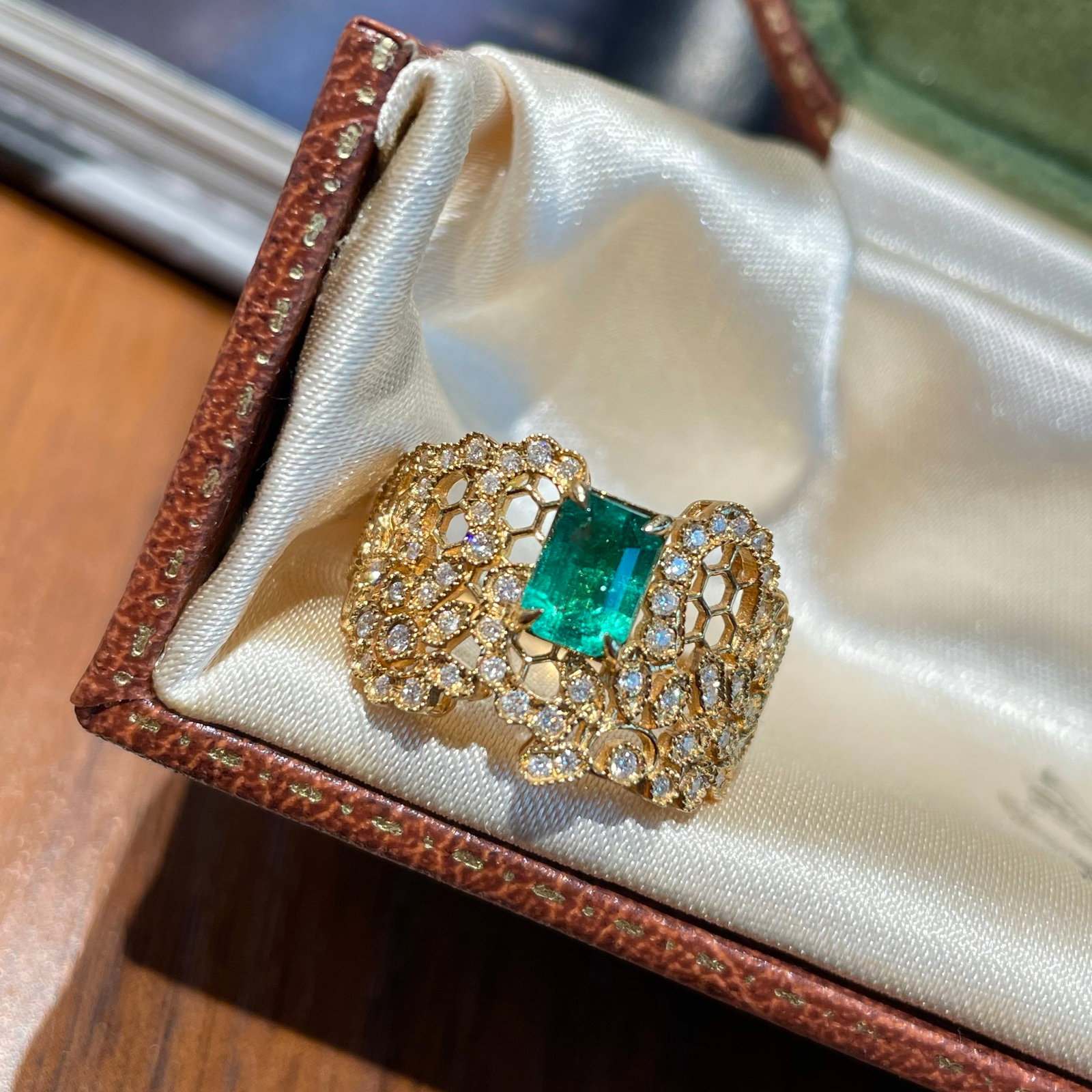 14k Gold 1 Ct Vivid Green Natural Emerald & Diamond Ring: Ref:231110367 // gold content:14k gold // ring size:7. 25us // // main gemstone:emerald // shape:octagonal // carat weight:1ct // color:vivid green // treatment:natural // // adjacent gemstone 2 : dia