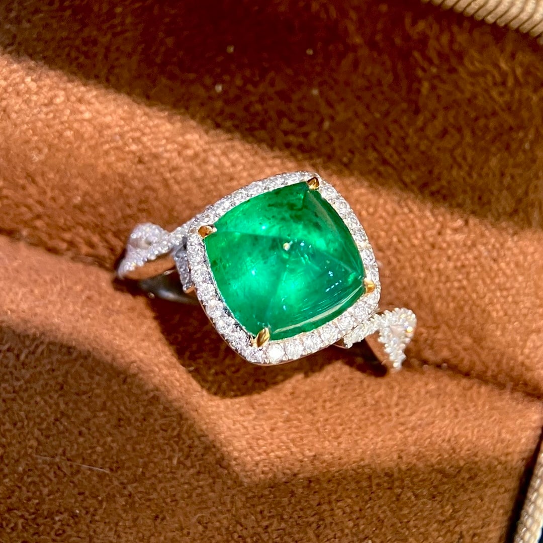 14k Gold 4.04 Ctw Vivid Green Natural Emerald & Diamond Ring: Ref:231110375 // gold content:14k gold // ring size:7. 25us // // main gemstone:emerald // shape:sugar-loaf // carat weight:3. 62ct // color:vivid green // treatment:natural // // adjacent gemstone 2 