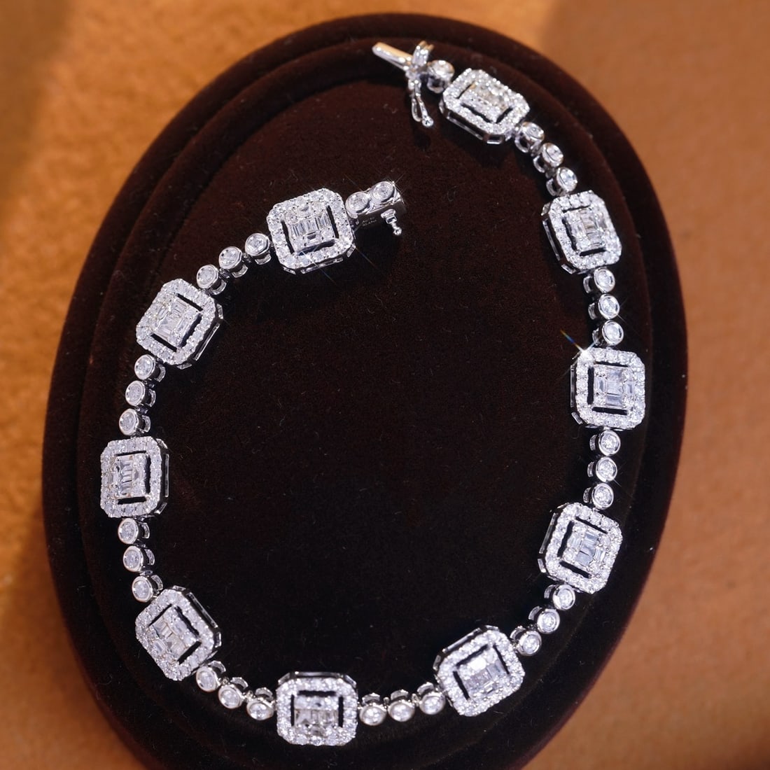 14k Gold 2.45 Ct Natural H Diamond Bracelet: Ref:231110386 // gold content:14k gold // main gemstone:diamond // shape:multiple // carat weight:2. 45ct // clarity grade:vs-si // color:h // treatment:natural // Condition: New Low Estimate: 17000