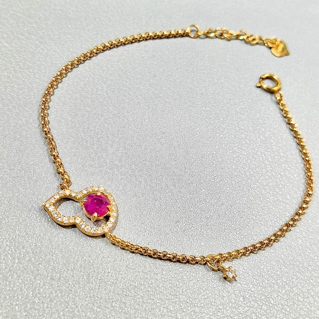 14k Gold 0.61 Ctw Natural Ruby & Diamond Bracelet: Ref:231110388 // gold content:14k gold // main gemstone:ruby // shape:oval // carat weight:0. 45ct // color:red // treatment:natural // // adjacent gemstone 2 : diamond // shape:round // carat weight: