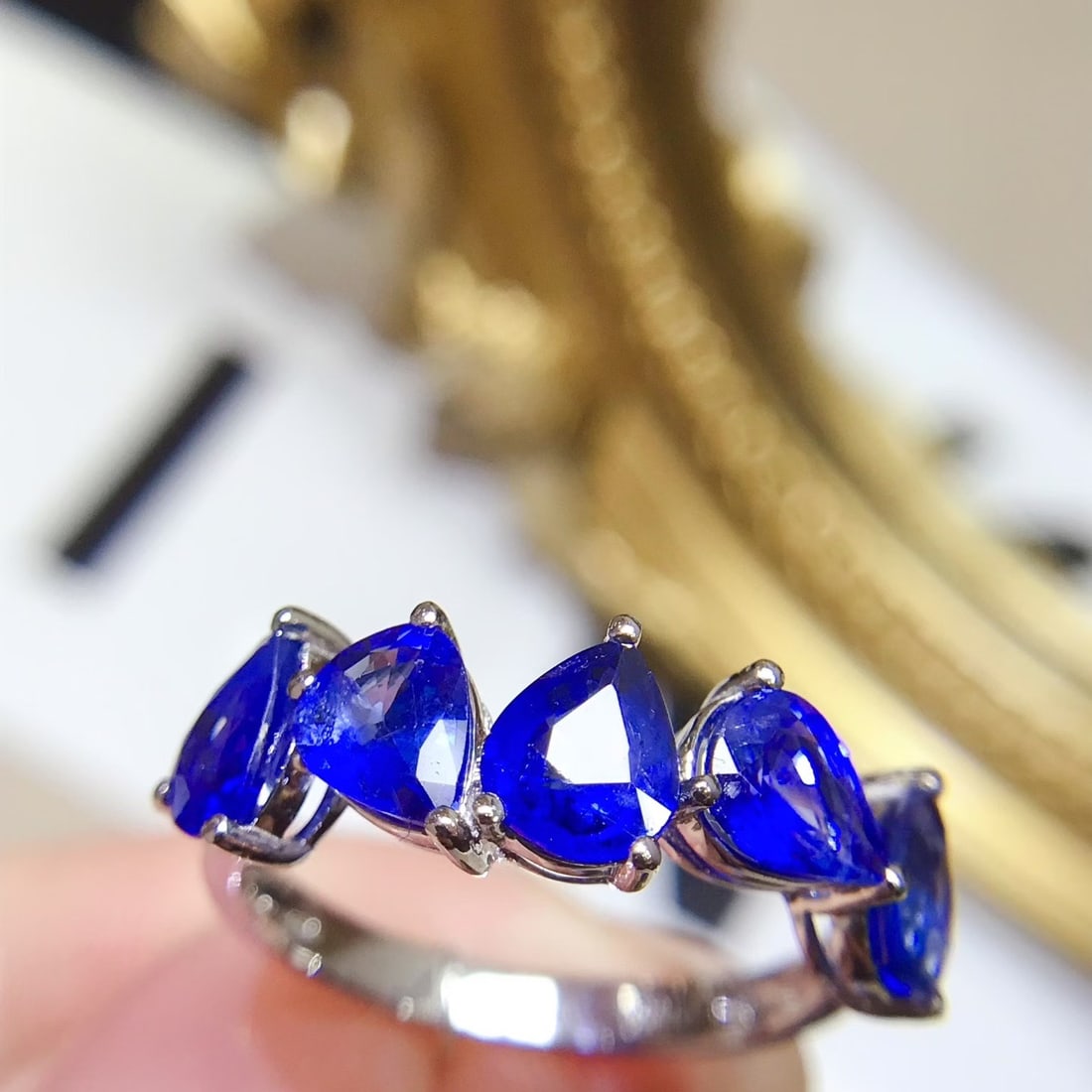 14k Gold 3.35 Ct Vivid Blue Natural Sapphire Ring - 2
