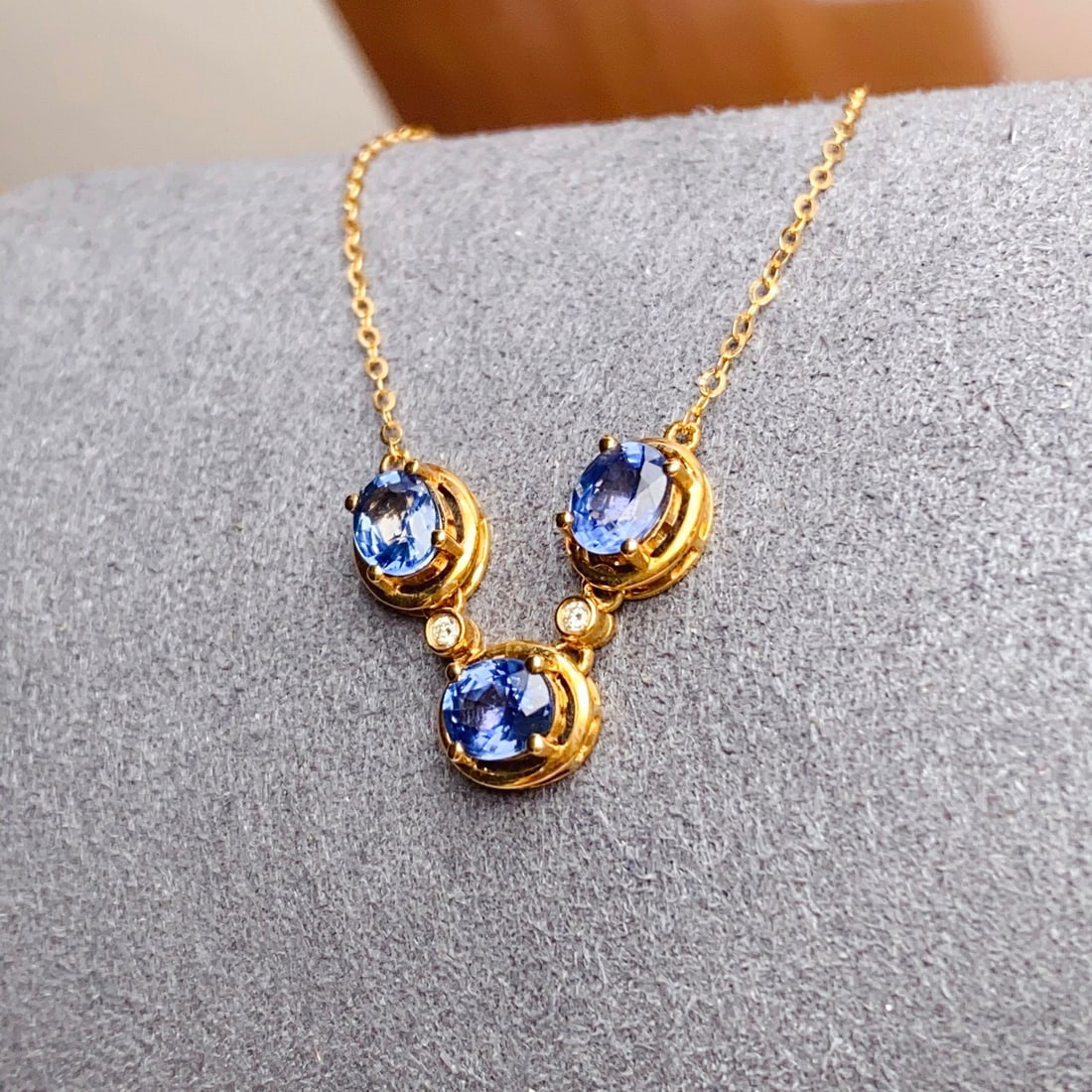 14k Gold 1.70 Ct Natural Sapphire & Diamond Necklace: Ref:231110414 // gold content:14k gold // main gemstone:sapphire // shape:oval // carat weight:1. 70ct // color:blue // treatment:natural // // adjacent gemstone 2 : diamond // number of stones:2 //