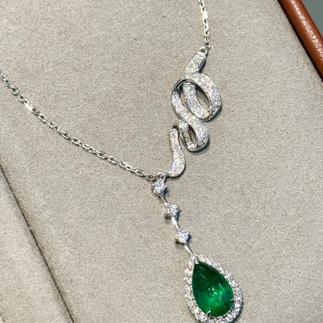 14k Gold 3.74 Ctw Vivid Green Natural Emerald & Diamond Necklace: Ref:231110415 // gold content:14k gold // main gemstone:emerald // shape:pear // carat weight:2. 75ct // color:vivid green // treatment:natural // // adjacent gemstone 2 : diamond // shape:round // ca