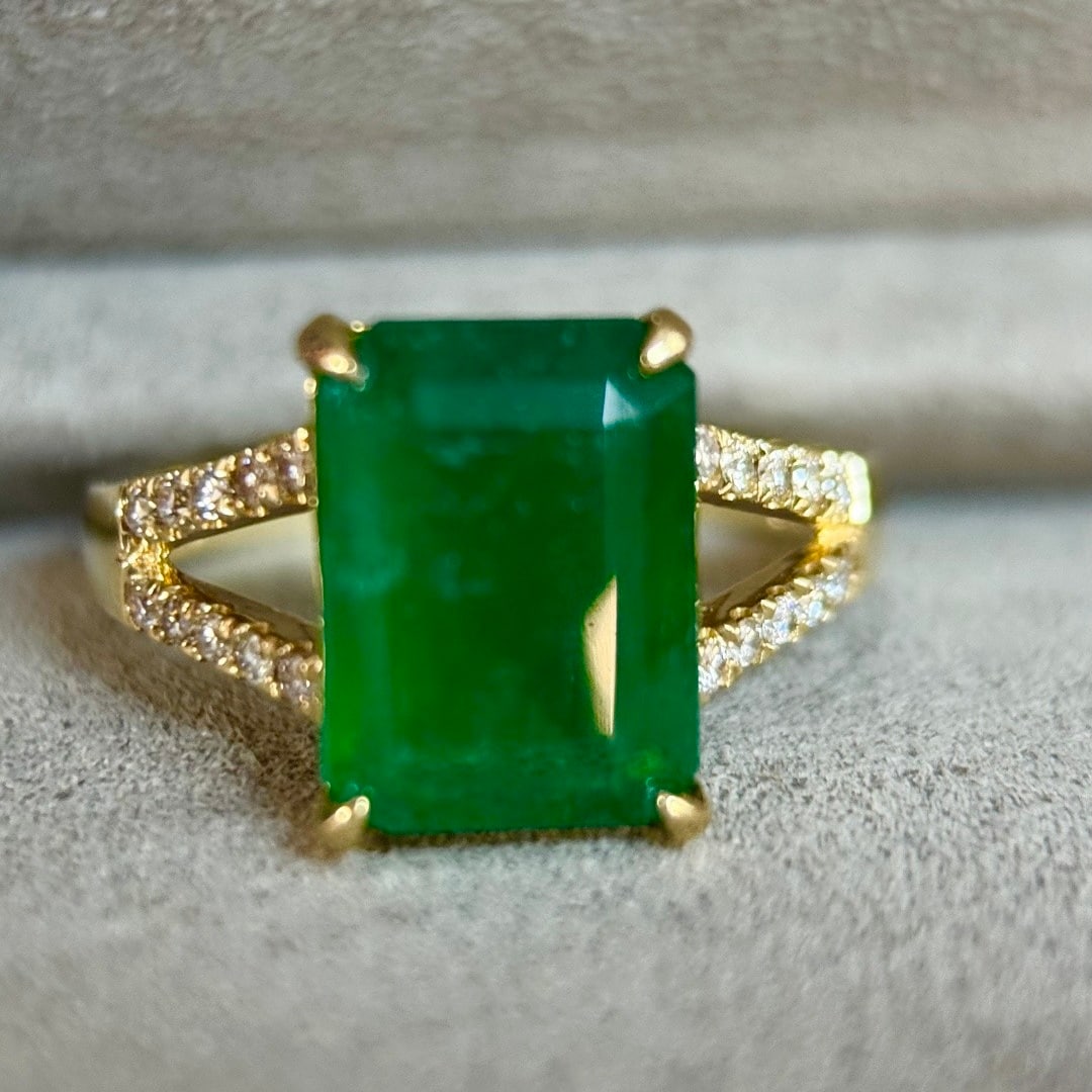 14k Gold 3.97 Ctw Vivid Green Natural Emerald & Diamond Ring: Ref:231110435 // gold content:14k gold // ring size:7. 25us // // main gemstone:emerald // shape:octagonal // carat weight:3. 78ct // color:vivid green // treatment:natural // // adjacent gemstone 2
