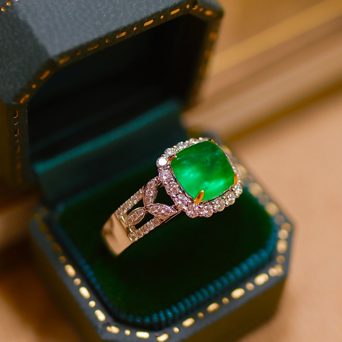 14k Gold 2.43 Ctw Vivid Green Natural Emerald & Diamond Ring: Ref:231110449 // gold content:14k gold // ring size:7. 25us // // main gemstone:emerald // shape:sugar-loaf // carat weight:2ct // color:vivid green // treatment:natural // // adjacent gemstone 2 : di