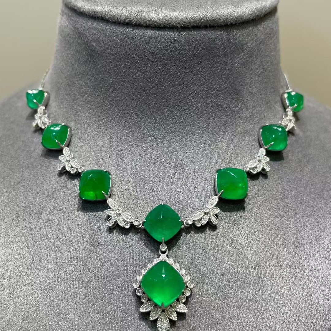 14k Gold 18.88 Ct Natural Emerald & Diamond Necklace: Ref:231113023 // gold content:14k gold // main gemstone:emerald // shape:sugar-loaf // carat weight:18. 88ct // color:green // treatment:natural // // adjacent gemstone 2 : diamond // shape:round // c