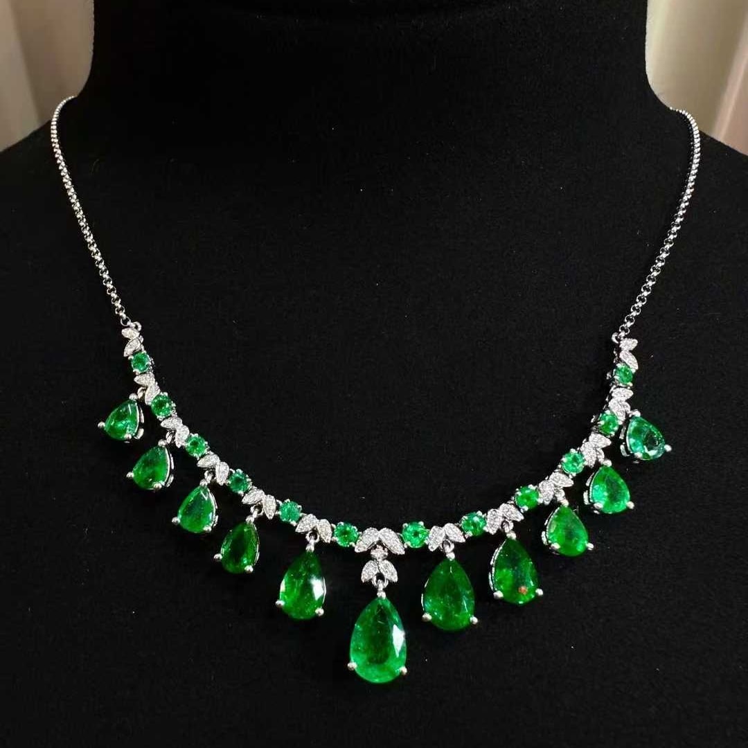 14k Gold 5.15 Ctw Natural Emerald & Diamond Necklace: Ref:231113030 // gold content:14k gold // main gemstone:emerald // shape:multiple // carat weight:4. 86ct // color:green // treatment:natural // // adjacent gemstone 2 : diamond // shape:round //